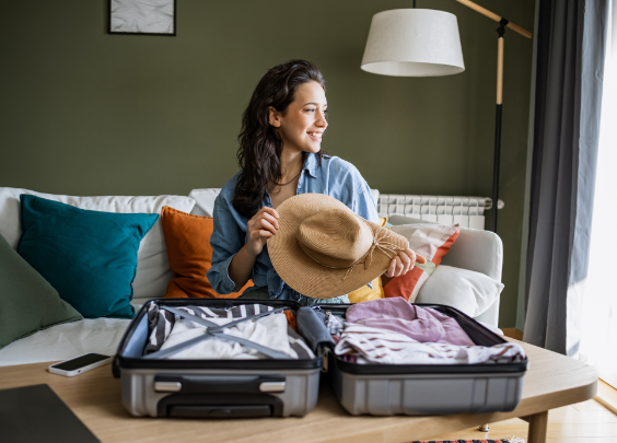 Femme qui prépare sa valise